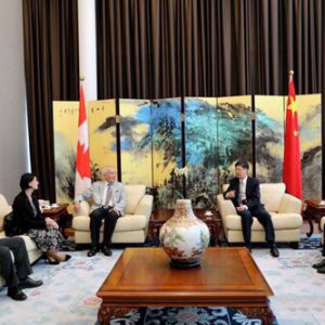 中国驻加拿大大使丛培武会见加建筑设计大师卡蒂诺