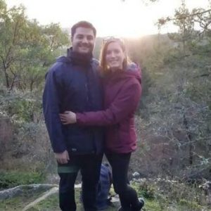 情侣在加拿大公园合照遇好心人主动帮忙 对方竟然是哈里王子夫妇