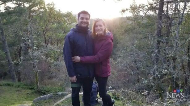 情侣在加拿大公园合照遇好心人主动帮忙 对方竟然是哈里王子夫妇