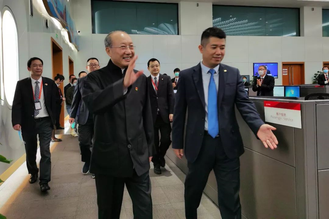 海航集团党委书记、董事长陈峰赴海航美兰基地慰问员工并调研经营生产恢复情况