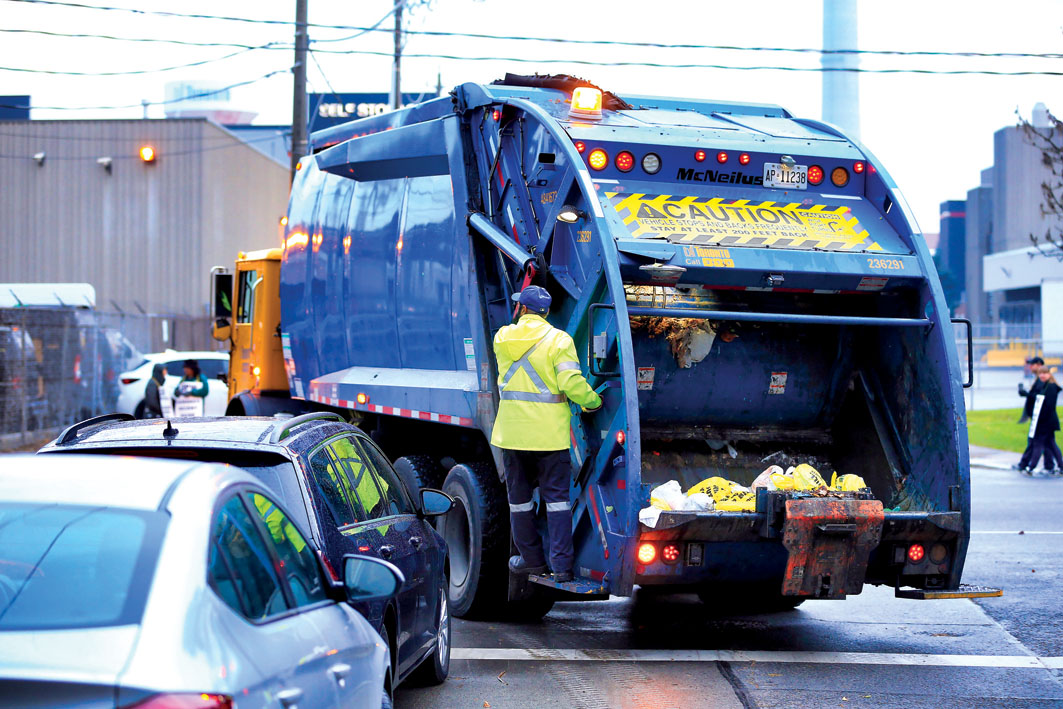 5000多名多伦多户外工人或罢工,或暂停50,000个家庭的垃圾收集