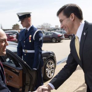 在美国的强大压力下 英国委婉称会阶段性排除华为5G 美重申反对英国的决定