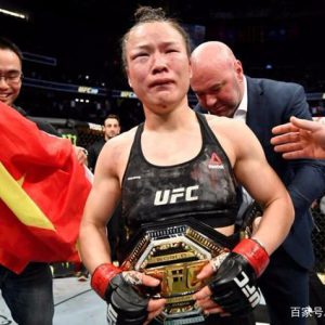 惨烈!UFC历史上最精彩的女子冠军战, 张伟丽成功卫冕UFC女子草量级金腰带
