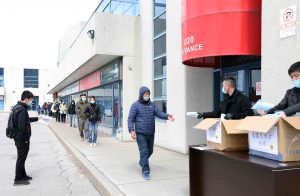 千余乡亲排队领口罩,场面壮观,加拿大福建总商会免费发放口罩倍受乡亲喜爱