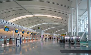 多伦多皮尔逊国际机场新规:不准接机送机人士进入 大楼内外均须戴口罩