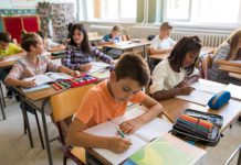 安大略省所有公立学校将九月份全日制重开 4年级及以上的学生必须戴口罩