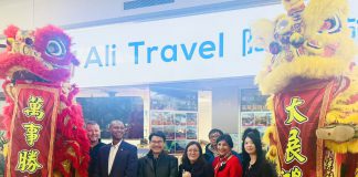 舞狮贺新店・机票送好运:阿里旅游新店开业庆典人气爆棚