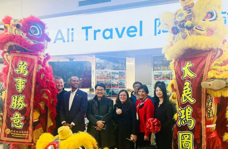 舞狮贺新店・机票送好运:阿里旅游新店开业庆典人气爆棚